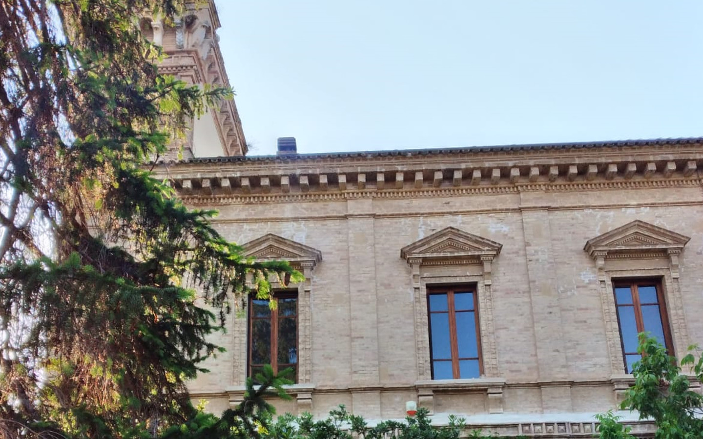 villa principale dettaglio finestre