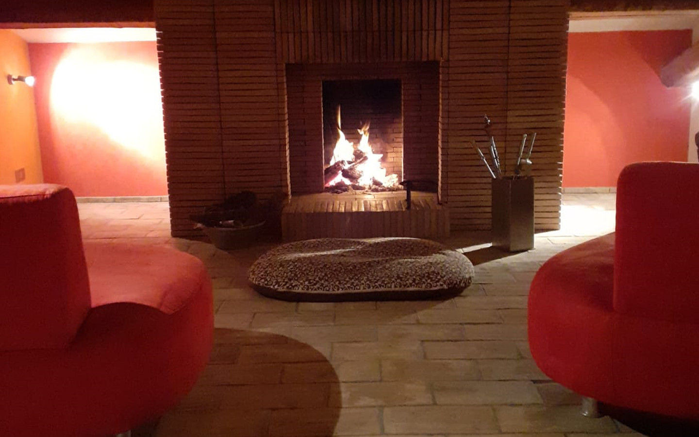 villa salone con camino